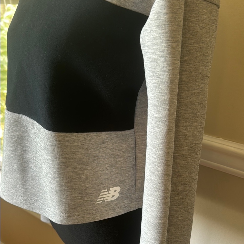 New Balance Gray and Black High Neck‎ Crop-top Sweatshirt Size Medium - Picture 4 of 11